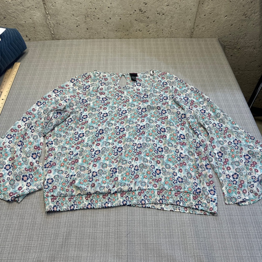 Torrid Blouse Top size 4 / 4x Floral Long‎ Open Bell Sleeve Smocked Hem Whimsy